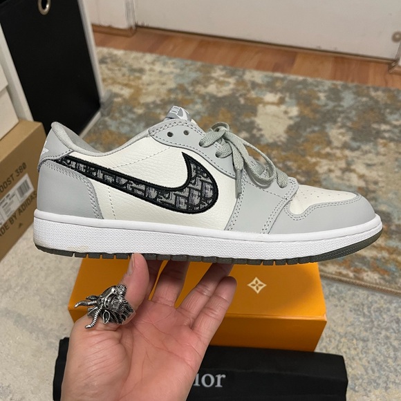 EUC Men’s Size 8 (Euro Sz 41) Dior X Air Jordan 1 Low Sneakers Grey/Black-Sail - Picture 9 of 17
